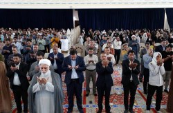 اقامه نماز تسلیم وبندگی با حضور کیشوندان و گردشگران
